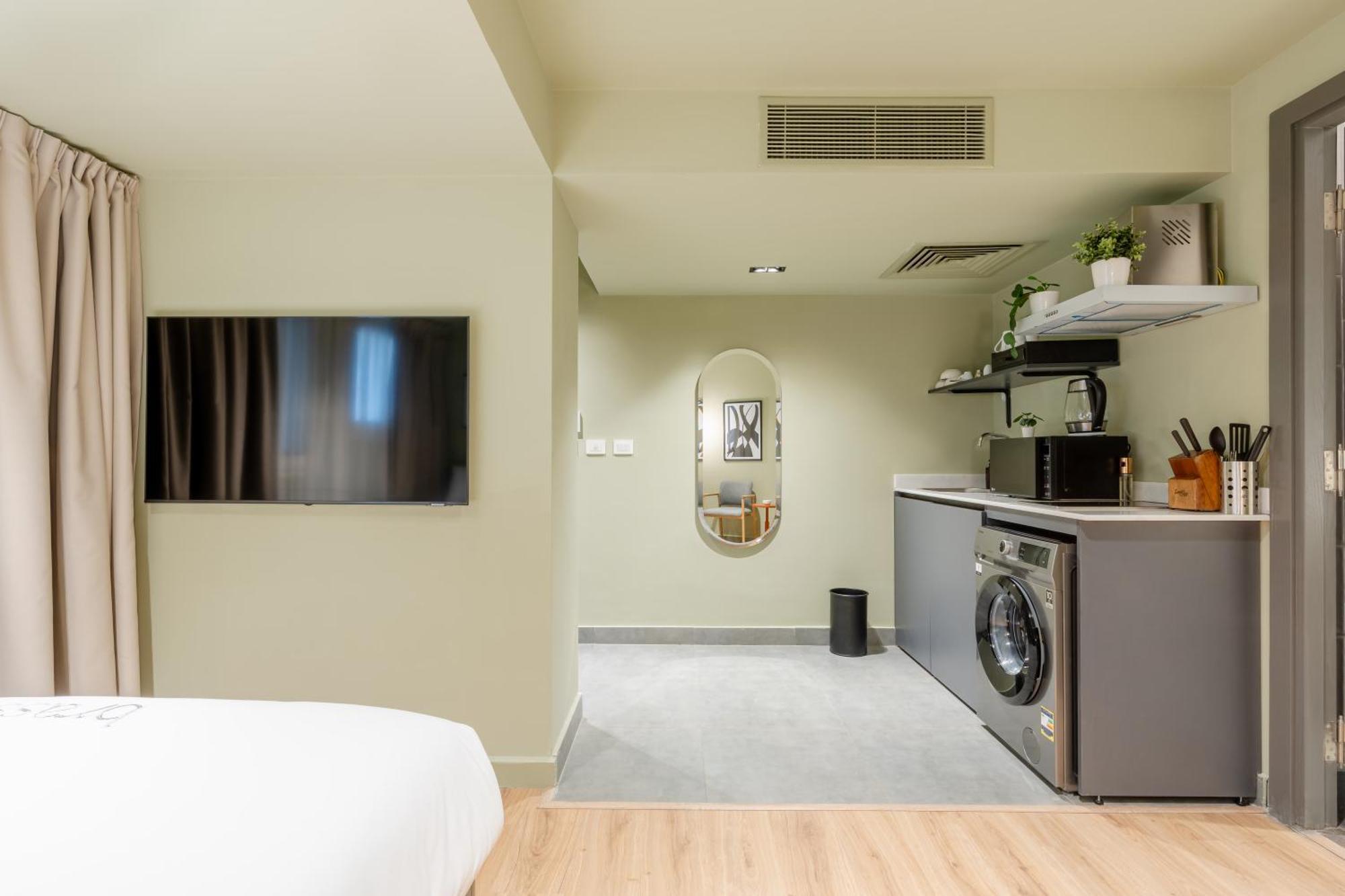 Grey L Downtown Ouzonian House Апартаменти *