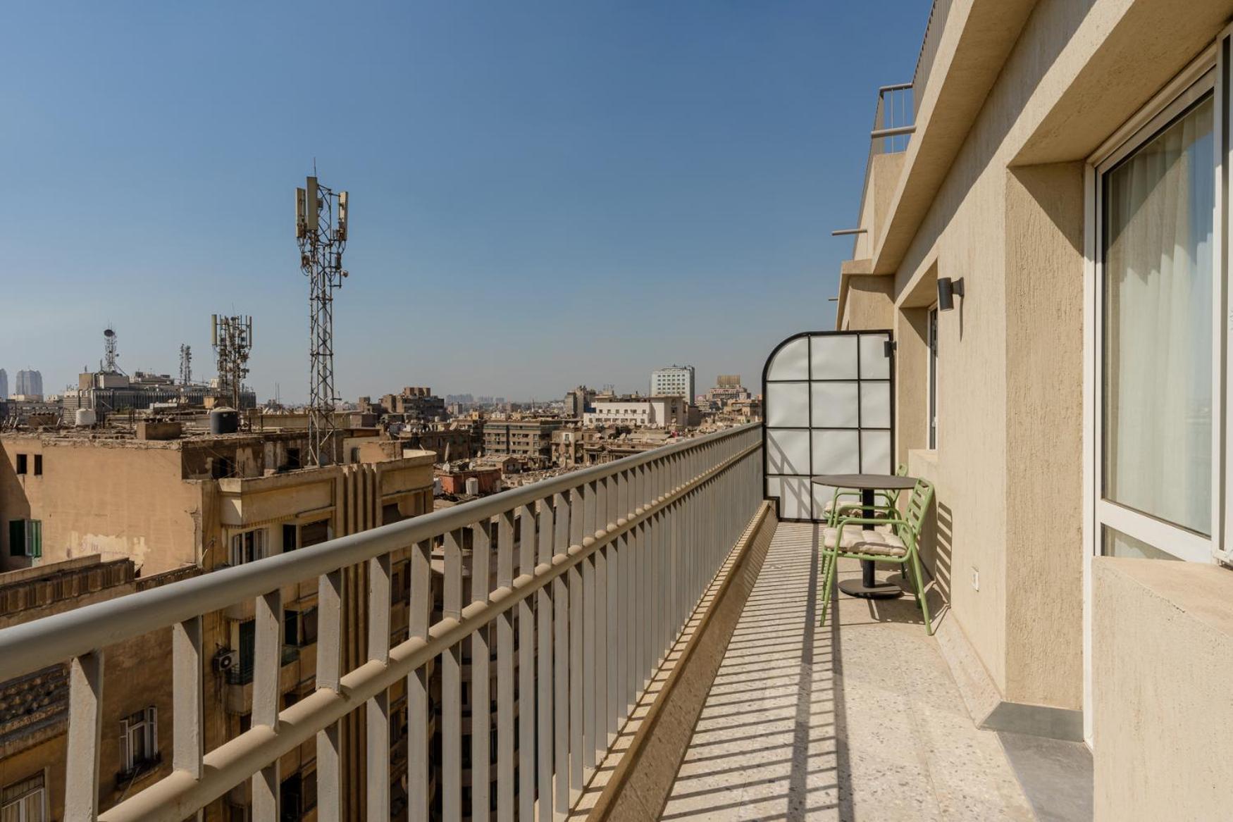 Grey L Downtown Ouzonian House Апартаменти